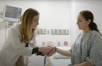 Кодирование Аквилонг в Козельске Врач держит пациентку за руку